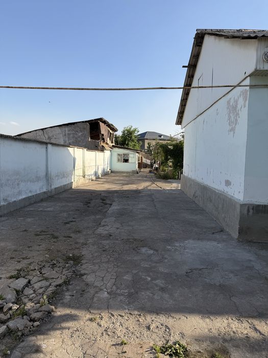 Katta hovli, tayyor fundament, qulay joylashuv