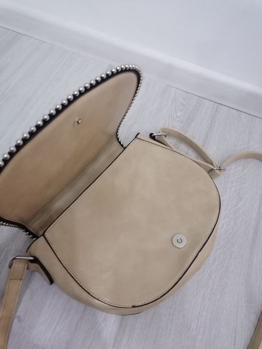 Дамска чанта - бежов цвят