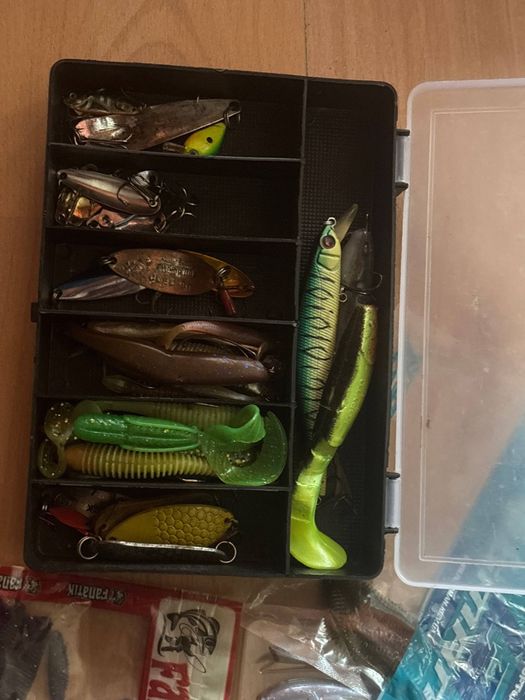 Продавам комплект силиконови риболовни принадлежности.