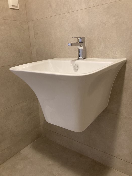 Lavoar suspendat ceramica . Chiuveta baie suspendată.