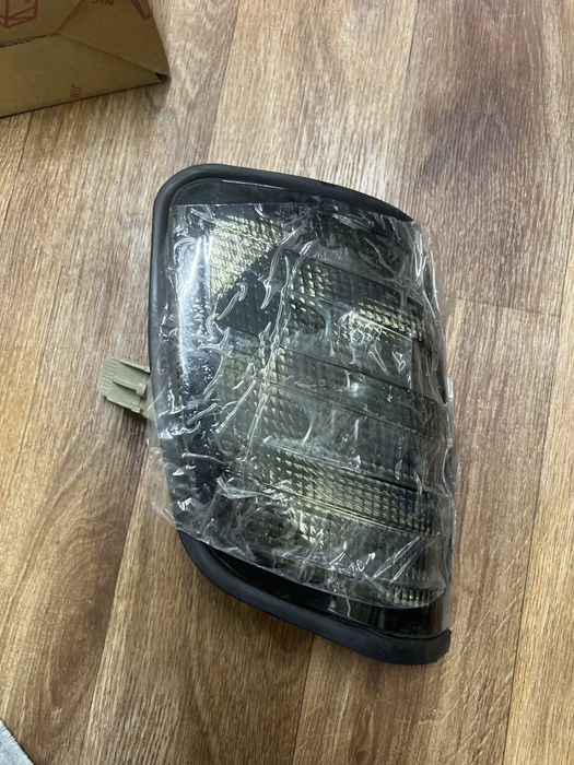 Поворотник правый на мерс 124