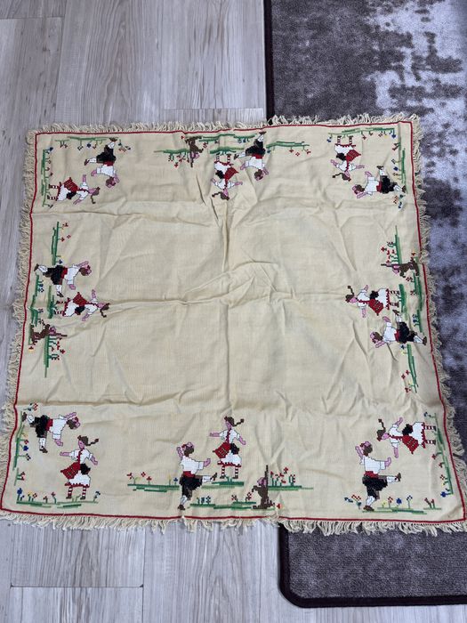 Старо ръчно бродирано каре за маса