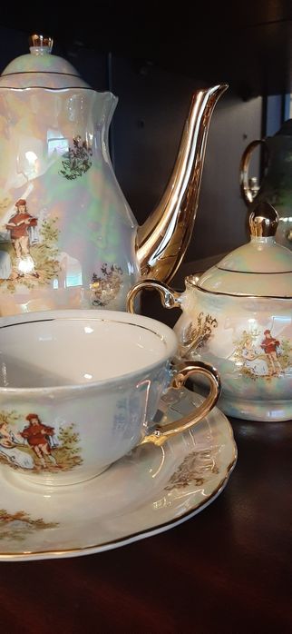 Продаю блюда и чайный сервиз Мадонна -6 персон перламутровый