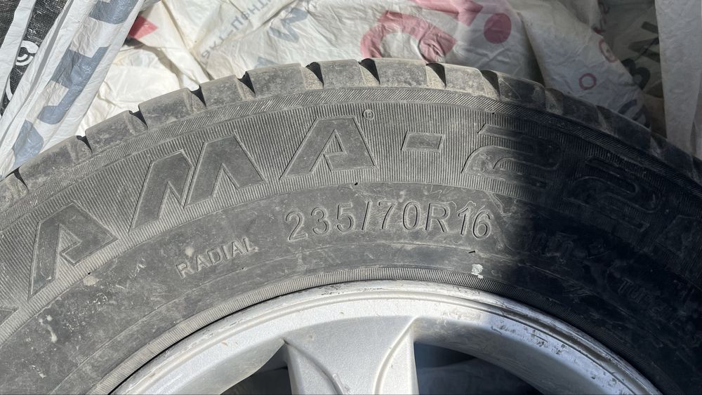 Продам комплект колес 235/70 R16