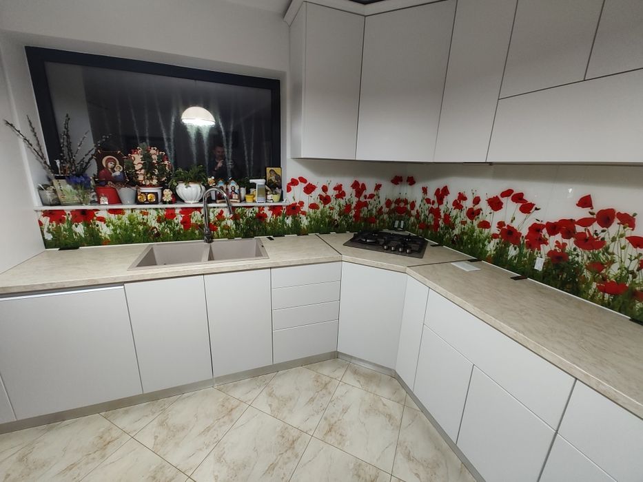 Sticla  printata montata intre corpurile de bucatarie