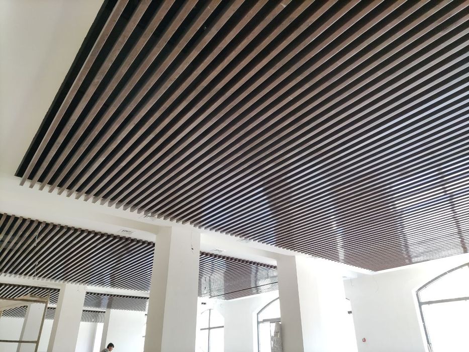 Реечный потолок рейка потолок  reyka  рейки грилято сетка потолок 2