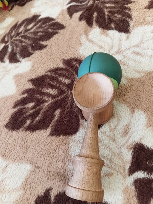 Kendama premium cu grip foarte bun si cu gaura in beasecup