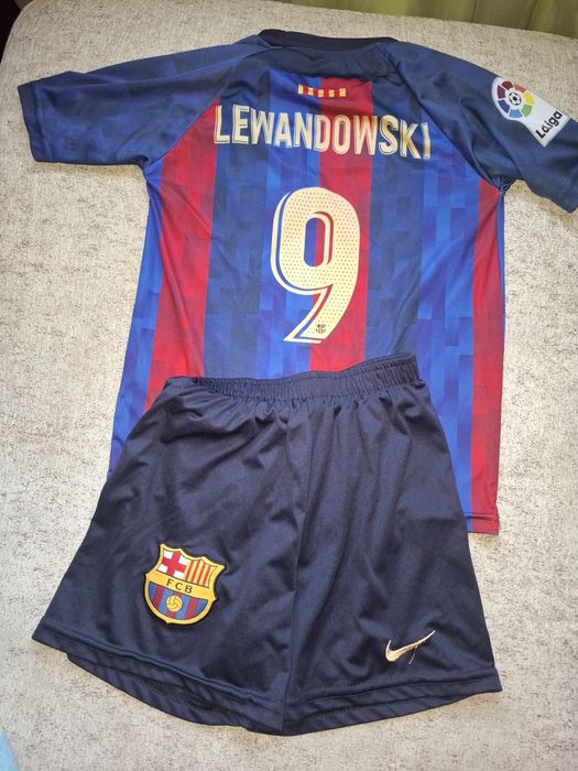 Детски футболни екип и тениска