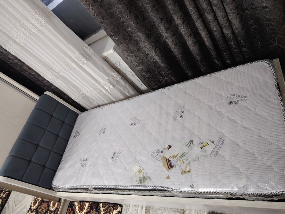 Одноместный кровать.