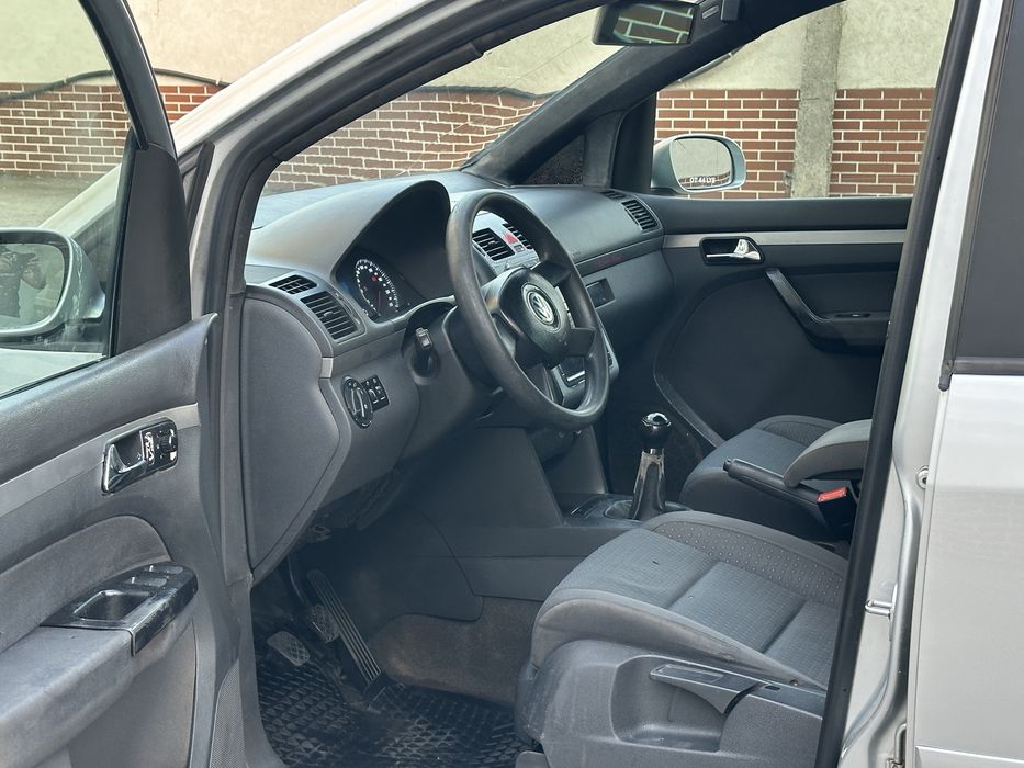 Vw Touran . An 2005. Motor 2.0 TDI ,  Acte valabile. Se ofera fiscal.  Pret 1400 euro