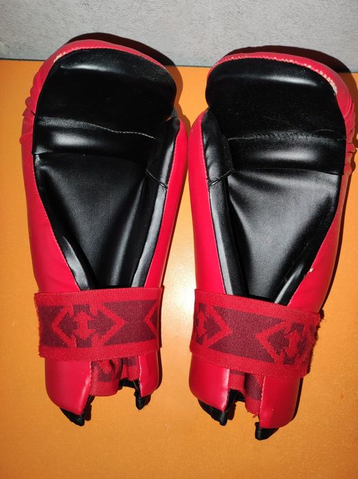 Перчатки для бокса, таэквондо.
