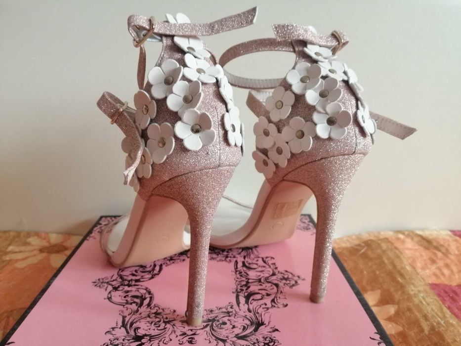 Отворени официални обувки на висок ток