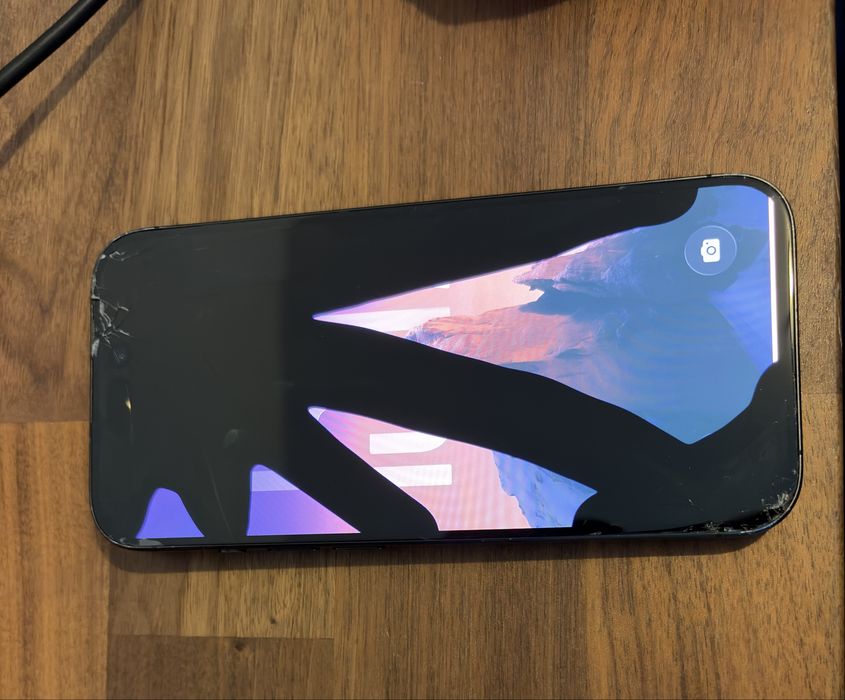iPhone 15 Pro 128GB, 88% baterie, display spart