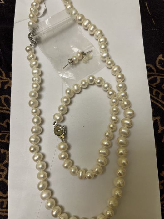 Бижута-перли , комплект с обеци, колие и гривна. Бял цвят.