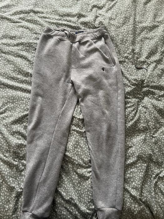 pantalonii polo gri