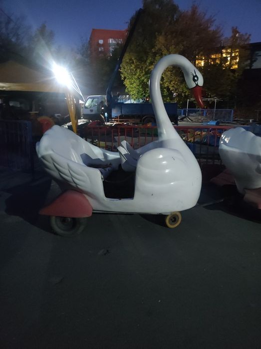 Три белых лебедя