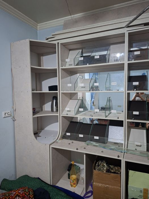 Do'konlar uchun tayyor mebelni profildan yasalgan pirlafka