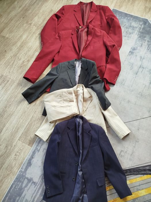 Отдам даром пиджаки.