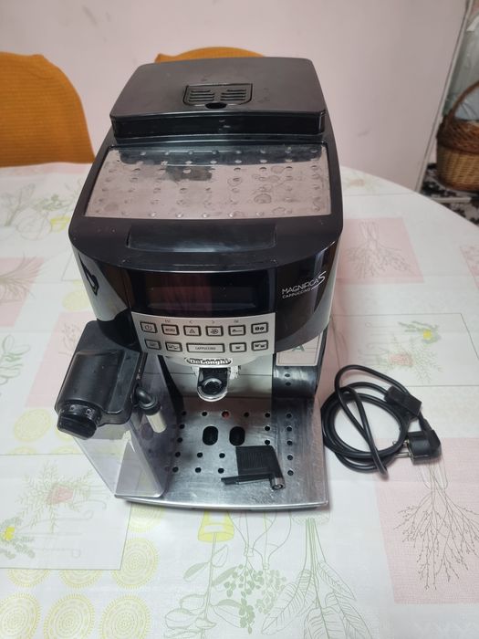 Vând expresor Delonghi  Magnifica s capucino