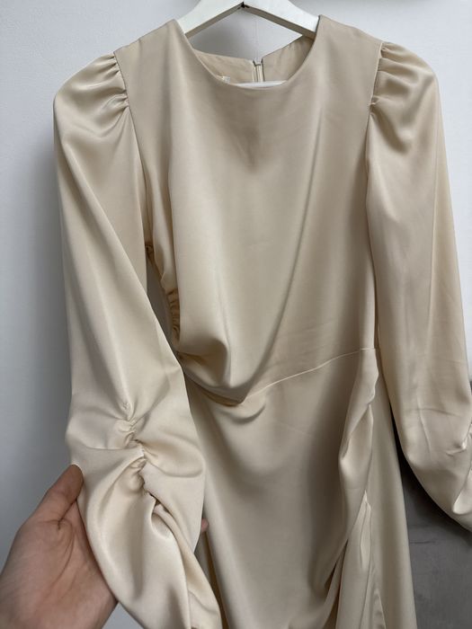 Платье бежевое атласное