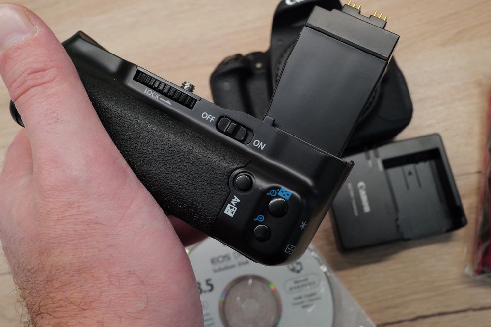 Aparat foto Nou Canon X7i Kiss 700D cu 5 cadre Grip DSLR Touchscreen