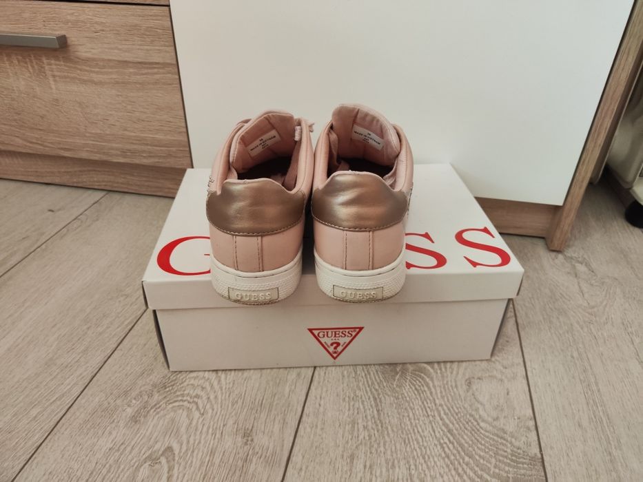 Оригинални маратонки кецове Guess В отлично състояние. 36 номер. С кут