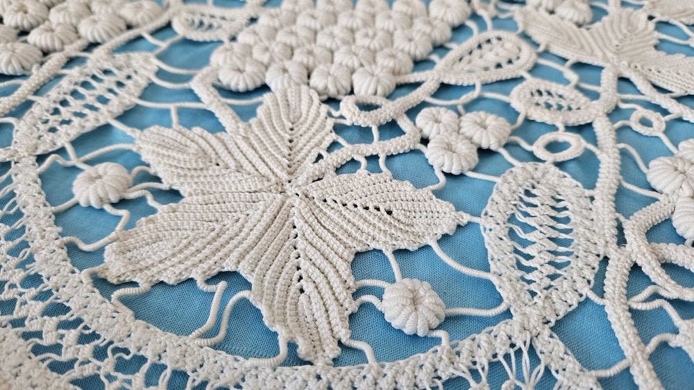 Vând mileu lansetă 63 x 47 cm, croșetat, motive florale