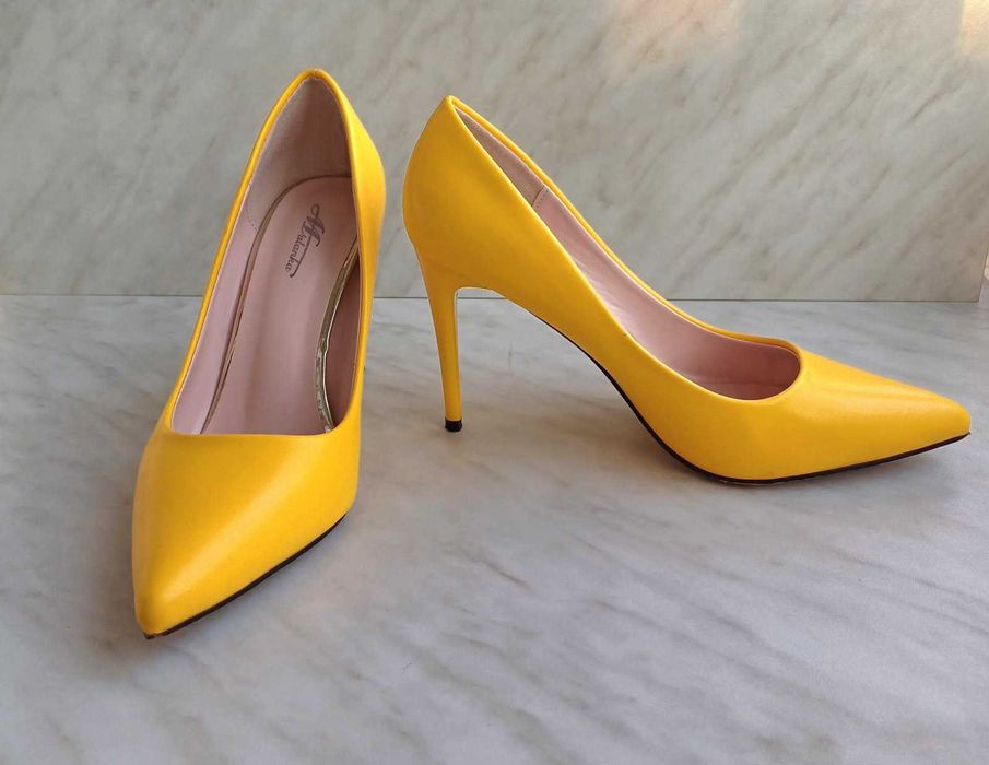 Чисто НОВИ дамски елегантни обувки с тънък ток. Не са обувани. № 38