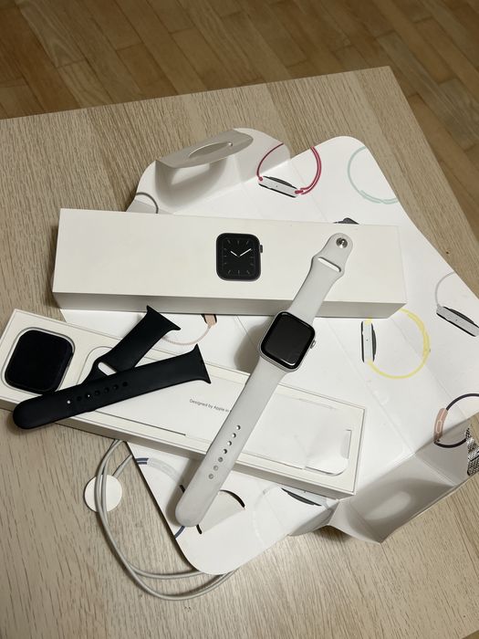 Apple Watch Series 5 44mm Space Gray + 2 каишки (Батерия 87%)