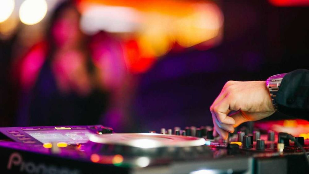 DJ Profesionist pentru Evenimente Memorabile -Sunet Dynacord & Show de Lumini