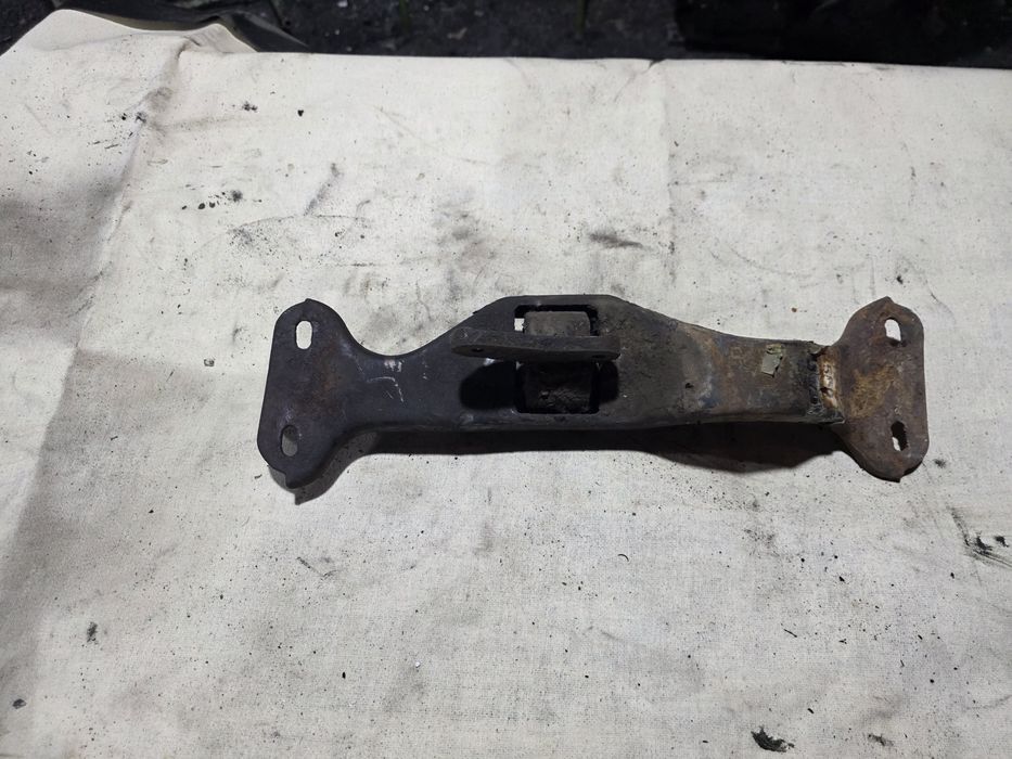 Продам траверсу КПП Нива