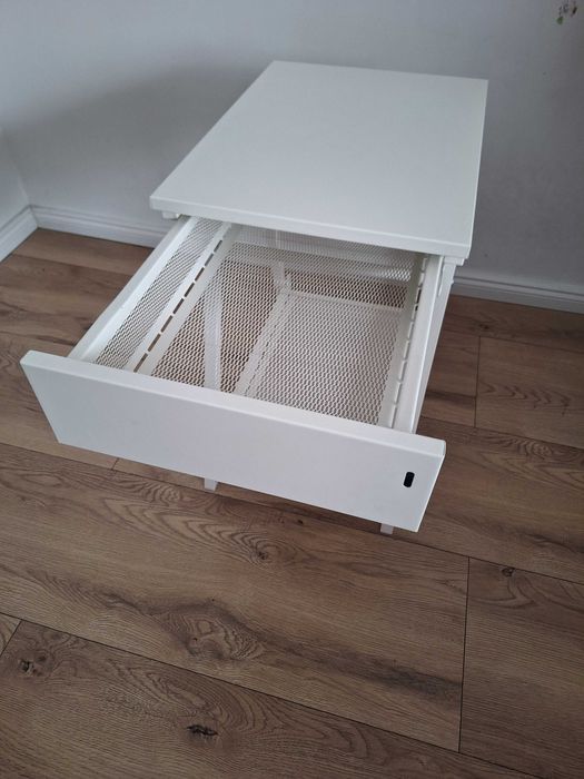 Noptiera albă din metal