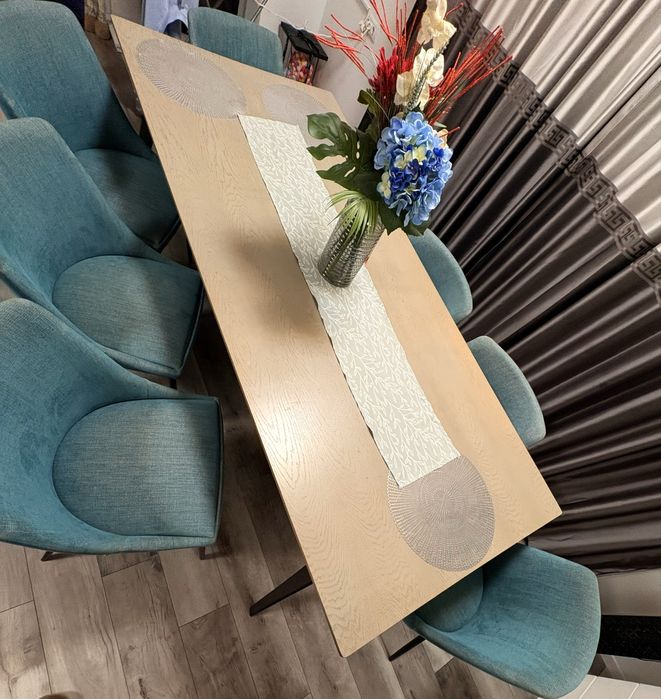 Vând masa living cu scaune tapițate