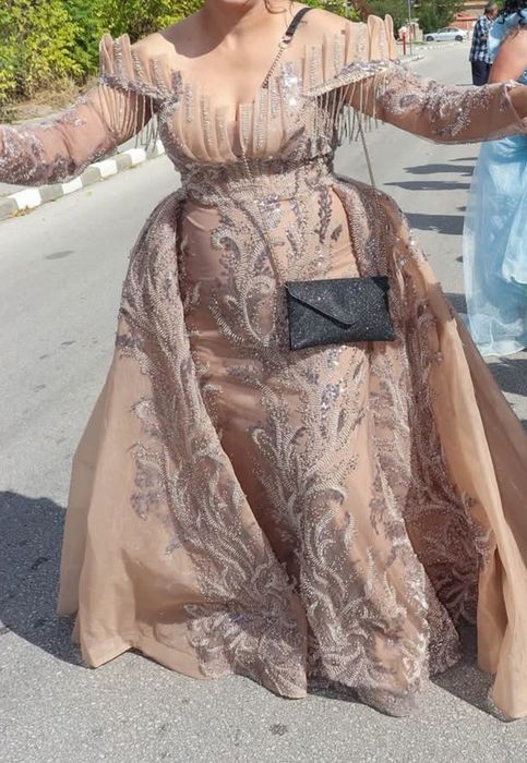 Продавам офицялна рокля