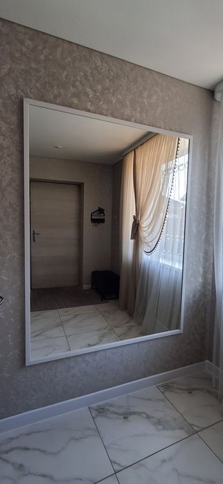 Зеркало в белой раме