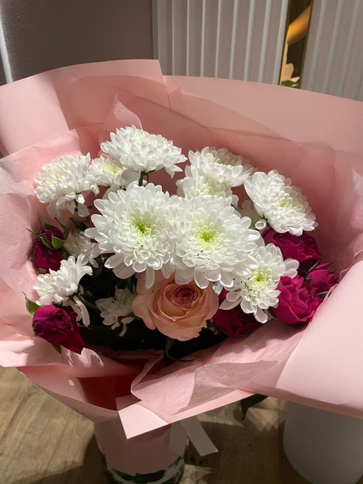 Букет с белыми хризантемами и розами