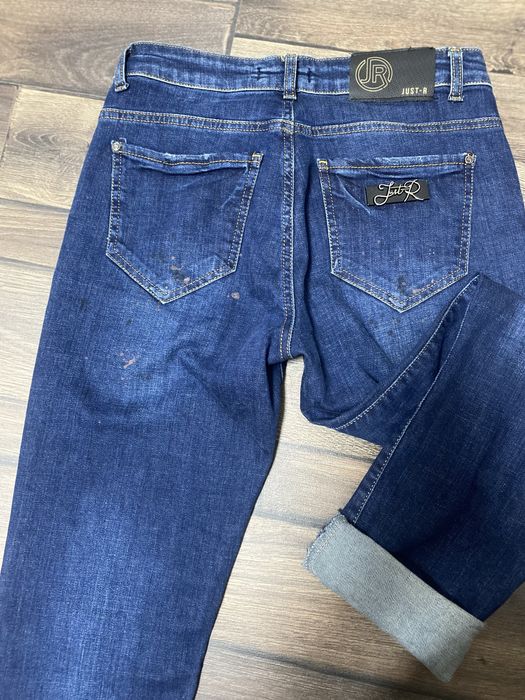 Стилни дънки в тъмносин цвят – модерна визия