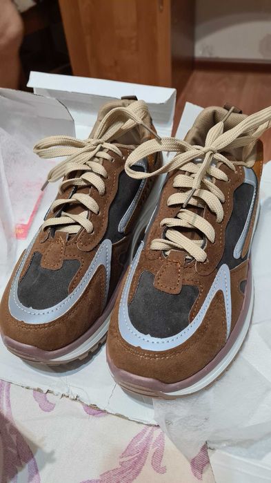 Кроссовки женские