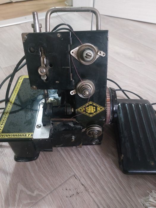 Продам оверлог трехниточный