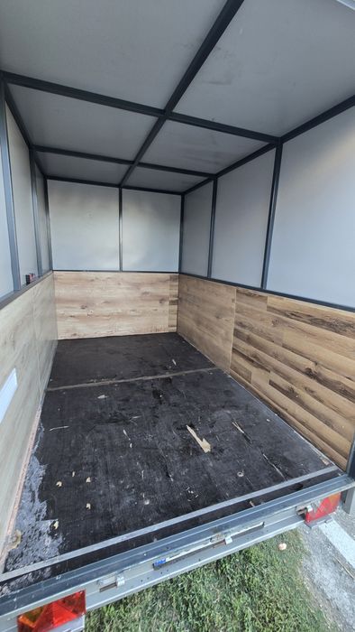 Vând remorcă basculabilă cu sistem de frânare, 1000 kg.