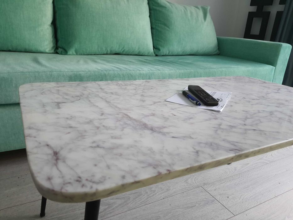 Masa cafea, marmura alba cu insertii gri