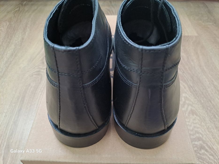 Vand ghete din piele naturala pentru bărbați. 
Mari