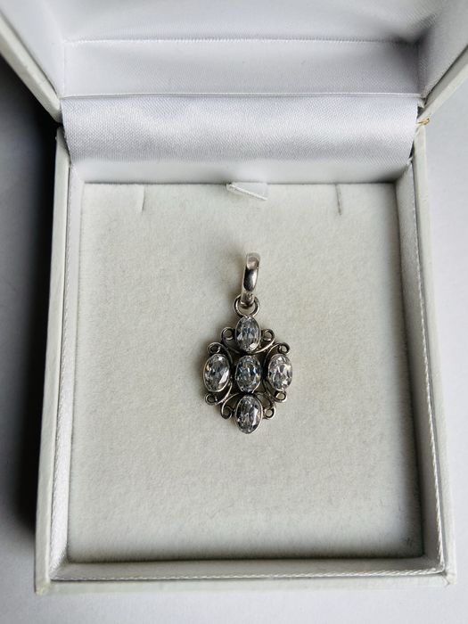 Pandantiv din argint cu pietre