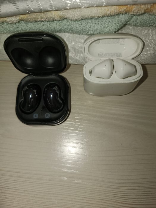 Часы электронные  и наушники