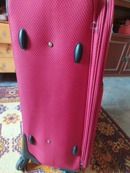Чемодан бордовый