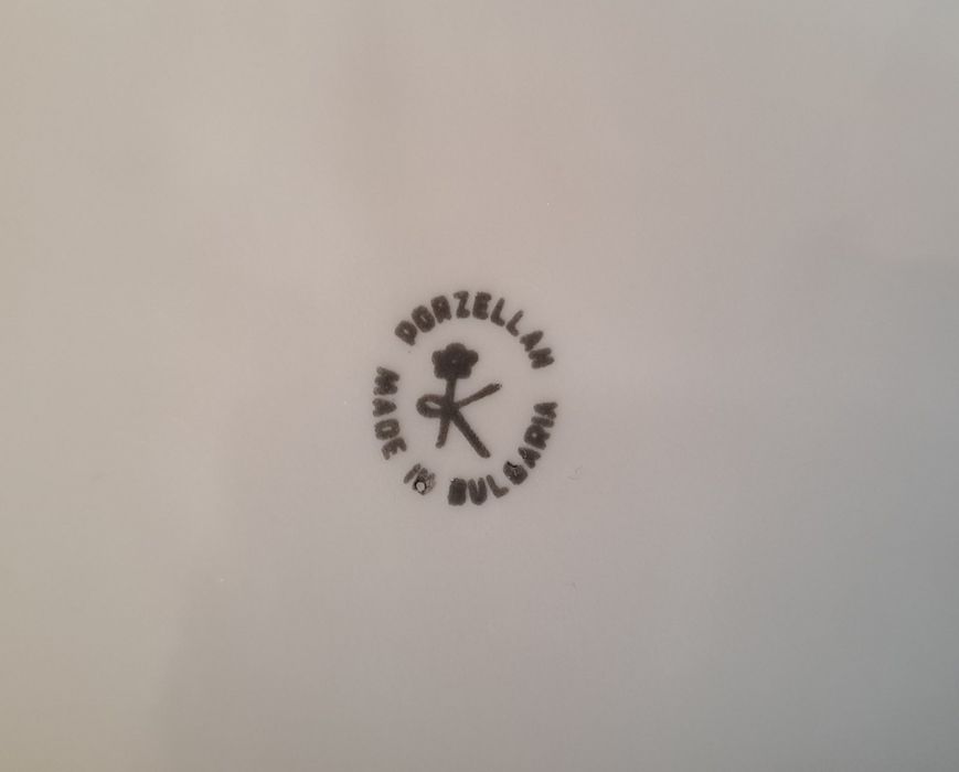 Висококачествен неизползван порцеланов сервиз 12,  със златен кант.