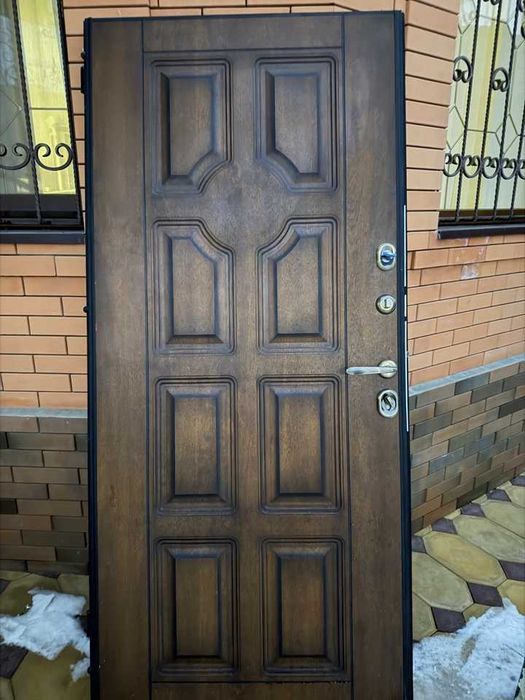 Продается входная наружная дверь б.у.