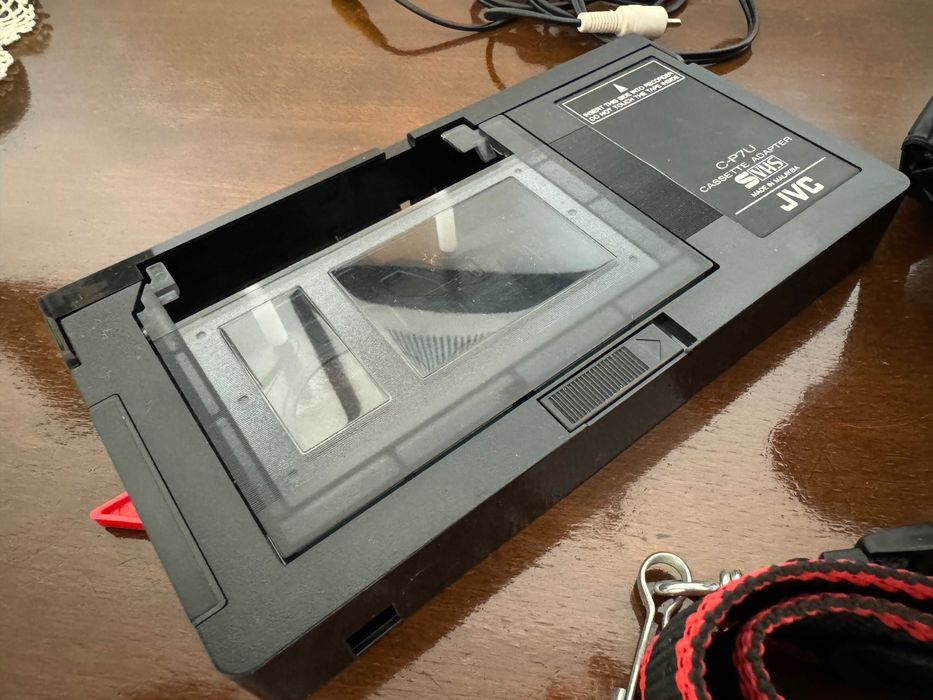Отлично запазена VHS-C видео камера JVC GR-AX280 3х батерии и адаптери