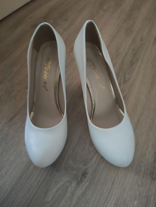 Бели обувки с висок ток