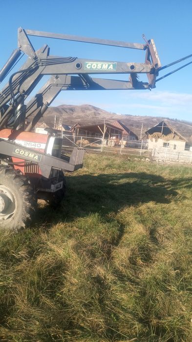 Vând tractor Massey Ferguson cu incarcator- 2640-4300 de ore